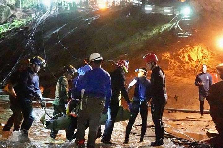 «Я до сих пор не верю, что это сработало». Как 10 тысяч человек спасали из таиландской пещеры 12 детей и их тренера