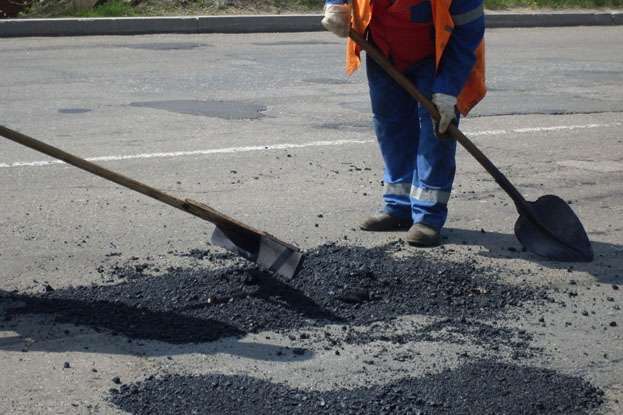 Колишній селищний голова на Київщині на ремонті доріг «нагрів руки» на мільйон 