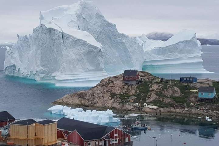 У Гренландії через великий айсберг евакуювали селище