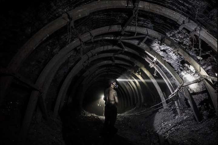 На Луганщині майже 90 шахтарів заблоковані під землею через знеструмлення