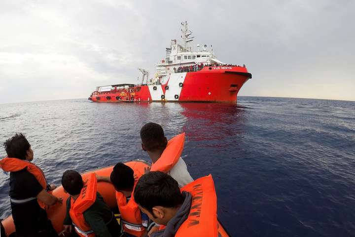 Італія просить країни ЄС прийняти 450 врятованих мігрантів