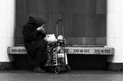 Один день из жизни обычной лавочки: фотограф показал невероятную гамму чувств и эмоций незнакомых людей