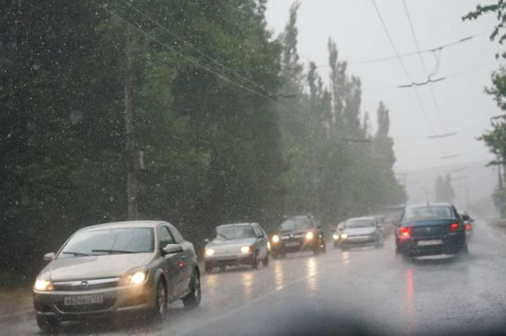 Сильні зливи та град зупинили ялтинську трасу в окупованому Криму