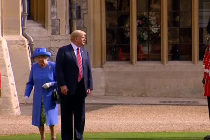 Журналісти зафільмували незграбний момент між королевою Єлизаветою II і Трампом