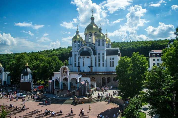 На Тернопільщині проходить проща до хрещення України, участь у ній бере президент (трансляція)