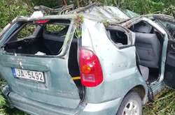 Автівка з іноземцями зірвалася з мосту на Львівщині