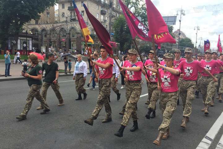Учасники військово-патріотичної гри «Джура» пройшли парадом по Хрещатику: фото
