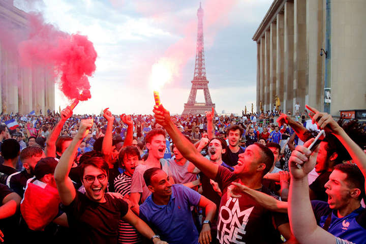 Франція святкує перемогу на Чемпіонаті світу з футболу: фото та відео
