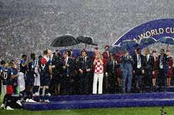 Сек'юріті рятували Путіна від дощу. І забули про інших гостей церемонії нагородження переможця ЧС-2018 (фото)