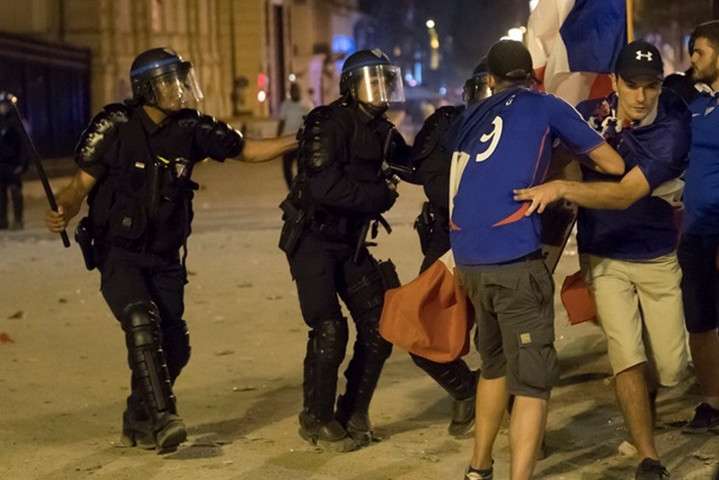 У Франції відбулися масові заворушення після перемоги на футбольному Мундіалі