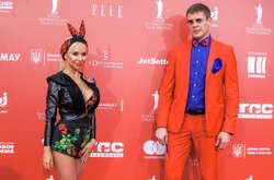 Блестки, кристаллы и платья-ночнушки на красной дорожке 9-го Одесского кинофестиваля