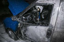 На Чоколовці у дворі будинку згорів автомобіль