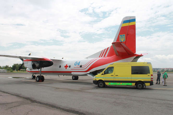 Спецлітак ДСНС транспортував важкохвору дитину з Ужгорода до столичної клініки