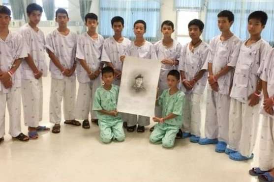 Врятовані у Таїланді діти вшанували загиблого дайвера