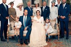 Кенсингтонский дворец представил официальные фото с крещения принца Луи