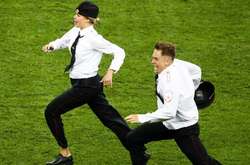 Зачем Pussy Riot прервали финал чемпионата мира по футболу?