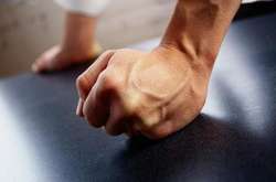 На Сумщині батько до смерті побив 4-річну доньку