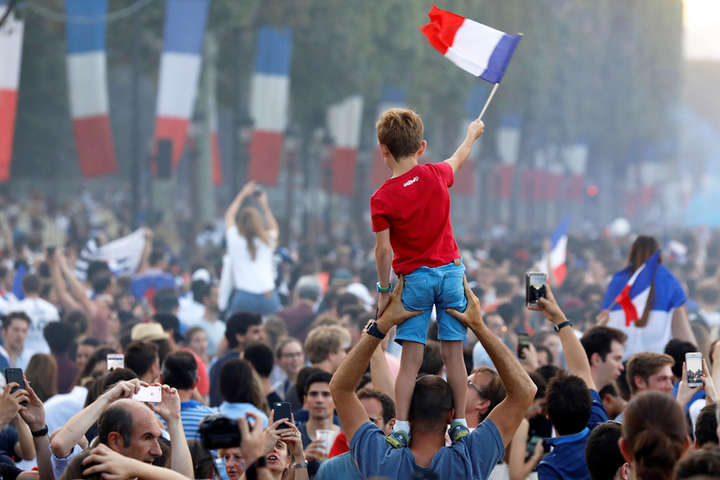 Французы празднуют победу своих футболистов на ЧМ-2018. Яркие фото