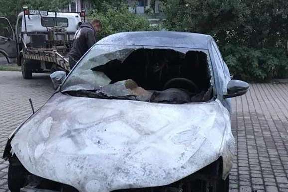 В Ужгороді вночі спалили автомобіль прикордонника