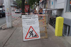 Ремонтні роботи на Канатній вигнали одеситів на проїжджу частину