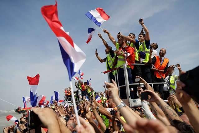 Збірна Франції з футболу провела чемпіонський парад в Парижі (відео, фото)