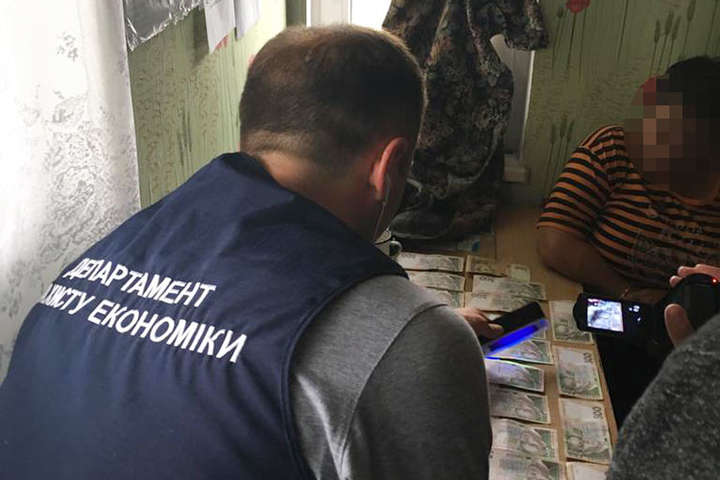 На Луганщині директор інтернату організувала систему «відкатів»