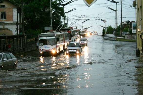 Потужна злива у Тернополі утворила потоп