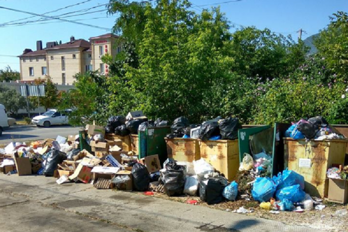 У мережі показали завалені сміттям окуповані курорти Криму (фото) 