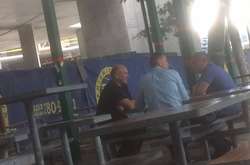  Активісти зафільмували Миколу Коханівського та Руслана Журило за кавою біля місця проведення акції 