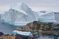 В Гренландии одной из деревень угрожает гигантский айсберг