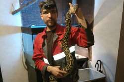 Рятувальник зняв тигрового пітона зі стовпа