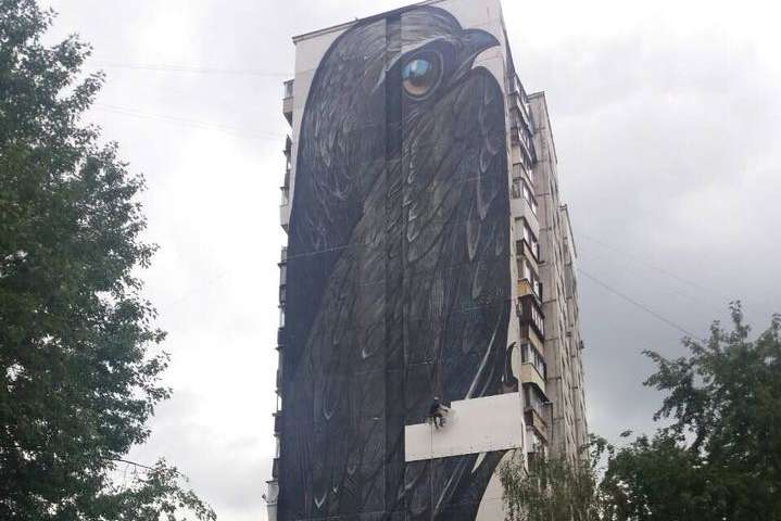 В Києві зіпсували 45-метровий мурал на будинку утеплювачем (фото)