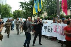 Опубліковано відео, як пенсіонери отримували гроші за участь у мітингу під САП