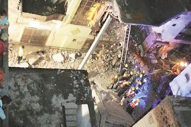 В Індії біля Нью-Делі обвалилася багатоповерхівка: є постраждалі