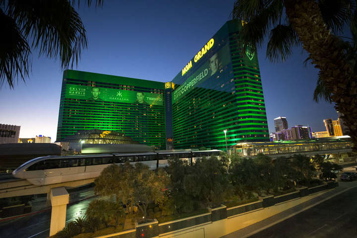 Отель в Лас-Вегасе, из окна которого застрелили 58 человек, подал в суд на пострадавших