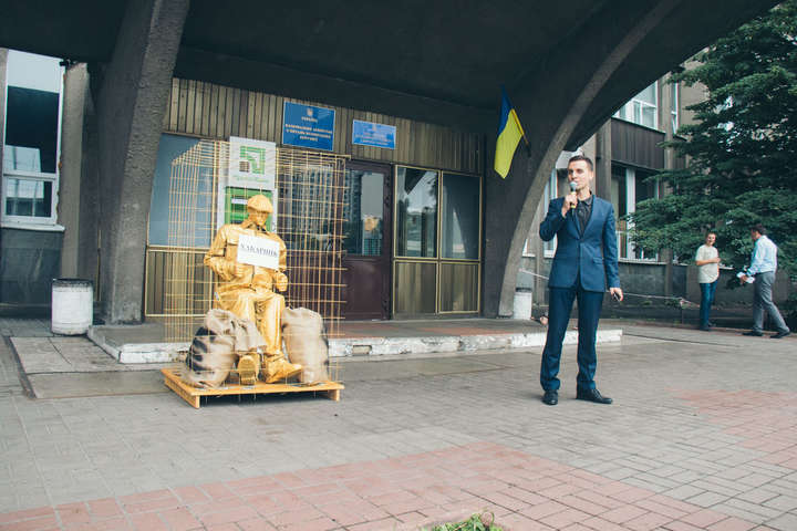 Як у Києві відкривали «пам’ятник» корупціонеру (відео)