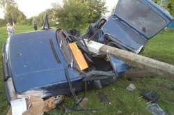 Стовп розчавив автомобіль