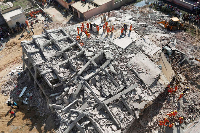 В Индии шестиэтажное здание рухнуло на жилой дом