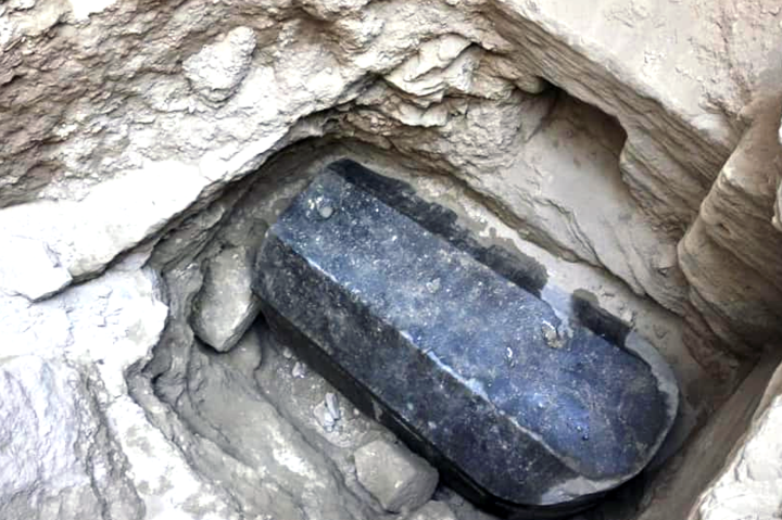 Єгипетські вчені з’ясували, кому належав таємничий чорний саркофаг
