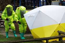 Експерти з хімзброї збирають зразки отрути в Еймсбері для незалежного аналізу