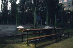 Чоловік&nbsp;помер, сидячи за столом у дворі житлового будинку