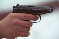 Чоловік розмахував табельною зброєю