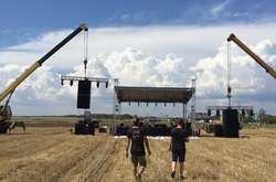 Концерт на украденной земле: Группа «Бумбокс» выступила на границе с Крымом 