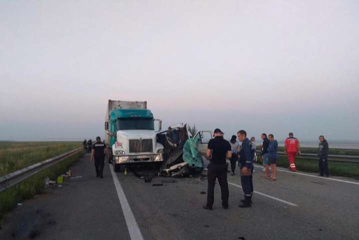 Жахлива ДТП на Миколаївщині: мікроавтобус зіткнувся з вантажівкою, п'ятеро загиблих