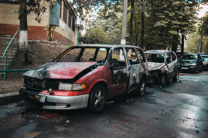 У Києві одночасно згоріли дві машини одного власника (фото)