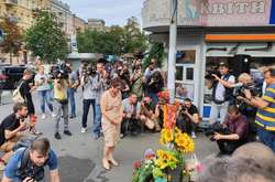 Другі роковини загибелі Шеремета: люди несуть квіти на місце вбивства