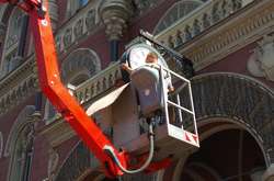 З будівлі Нацбанку зняли годинник (фото, відео)