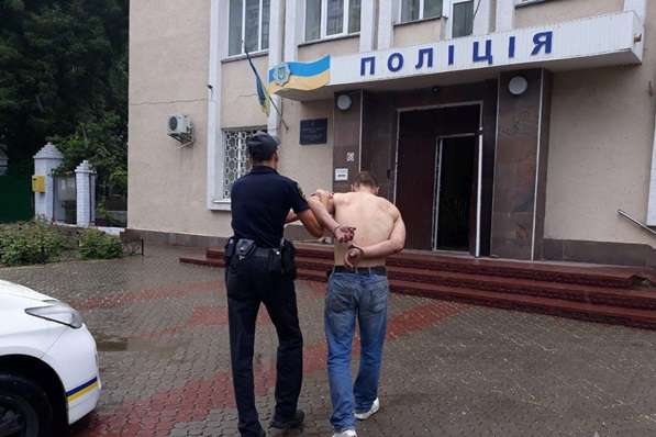 П’яний чоловік у Миколаєві кидався з ножем на перехожих