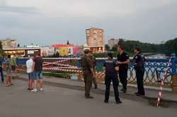 В Сумах обвалилась ограда главного моста в городе