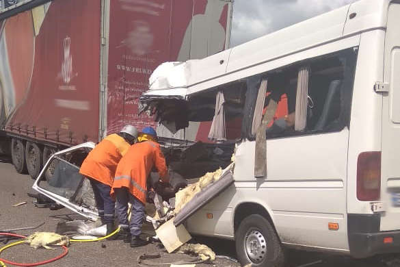 На Житомирщині маршрутка протаранила вантажівку: 10 загиблих